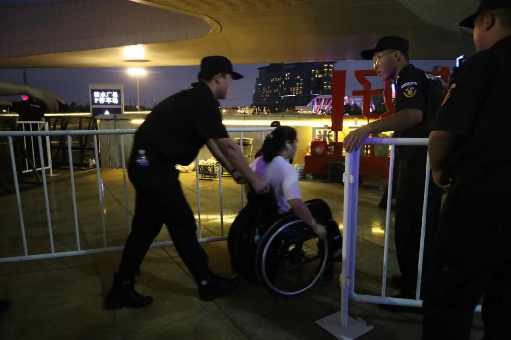 C:/Users/Administrator/Desktop/臺風“貝碧嘉”來襲，南京保安積極應對，“守”護萬家團圓！/13.jpg13