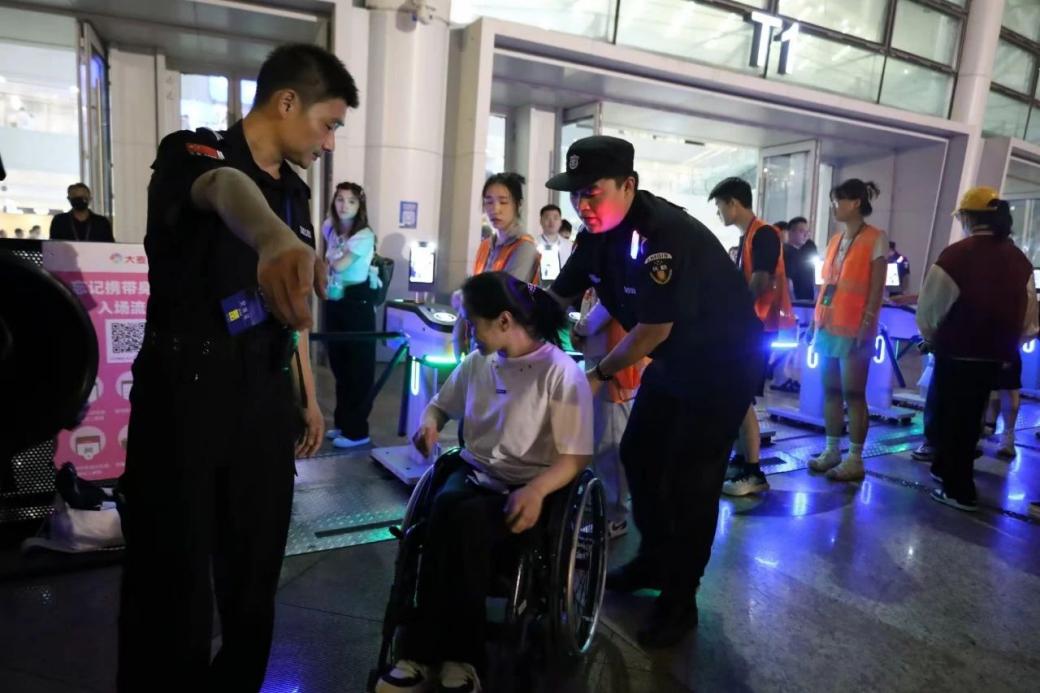 C:/Users/Administrator/Desktop/“安保鐵軍、硬核保障”2024系列報道四十二——南京市保安服務(wù)有限公司成功護航張碧晨「今兒個開心」十周年巡回演唱會南京站安保任務(wù)/5.jpg5