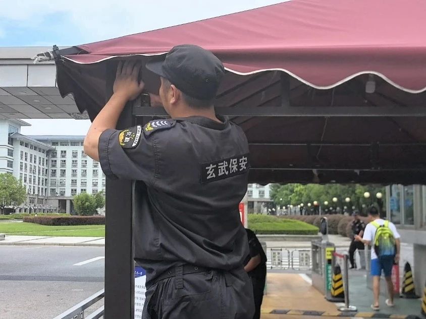 C:/Users/Administrator/Desktop/臺風“貝碧嘉”來襲，南京保安積極應對，“守”護萬家團圓！/6.jpg6