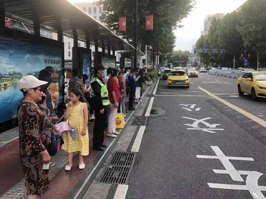 C:/Users/Administrator/Desktop/臺風“貝碧嘉”來襲，南京保安積極應對，“守”護萬家團圓！/2.jpg2