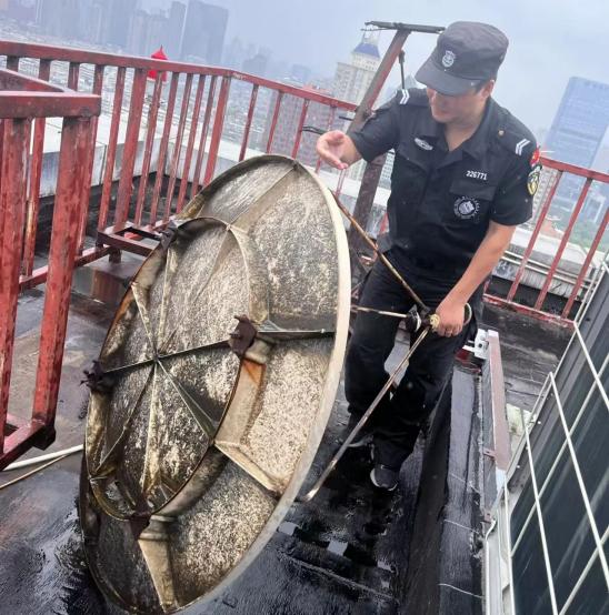 C:/Users/BA/Desktop/風(fēng)雨過后南京保安迅速行動(dòng)，恢復(fù)安“寧”面貌/11.jpg11