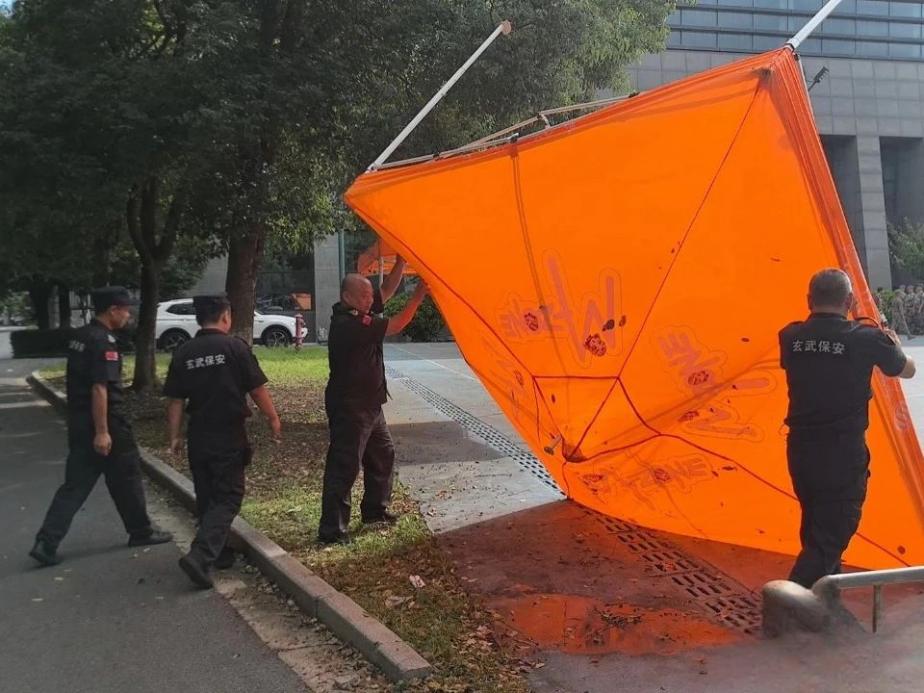 C:/Users/Administrator/Desktop/臺風“貝碧嘉”來襲，南京保安積極應對，“守”護萬家團圓！/3.jpg3