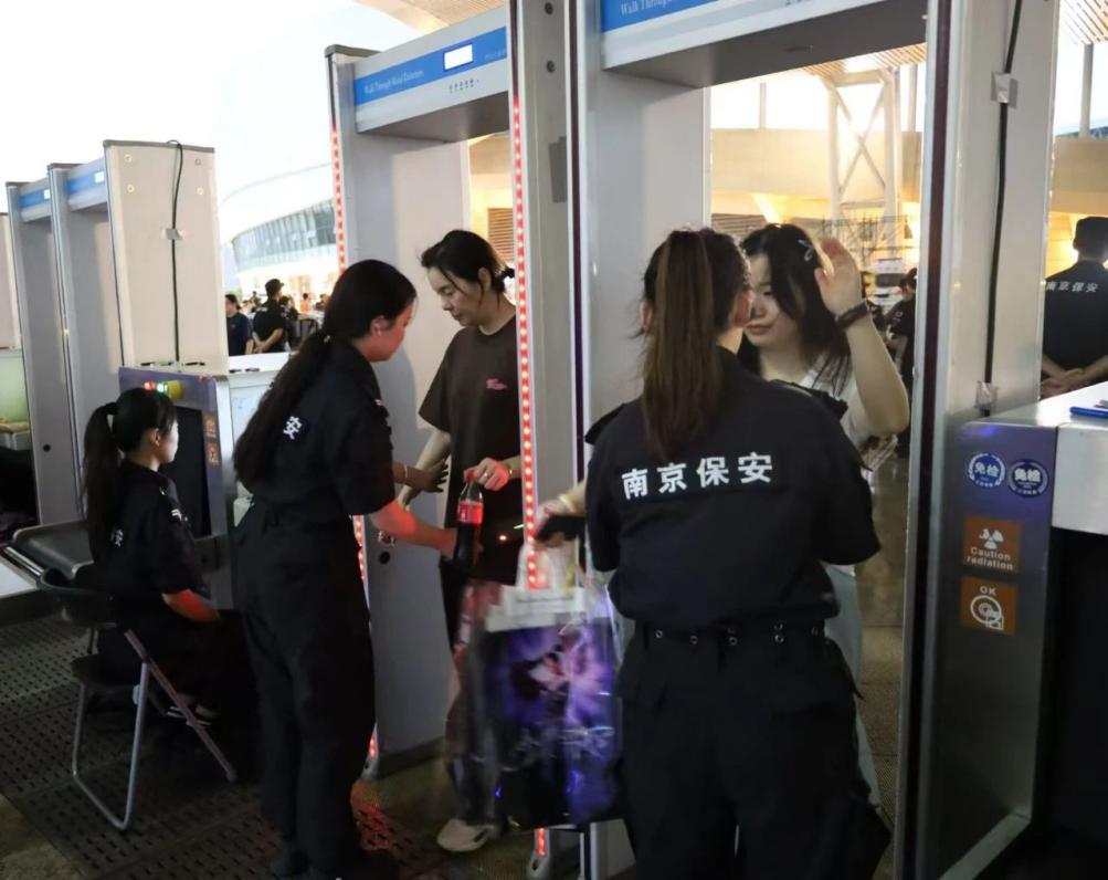 C:/Users/Administrator/Desktop/“安保鐵軍、硬核保障”2024系列報道四十二——南京市保安服務(wù)有限公司成功護航張碧晨「今兒個開心」十周年巡回演唱會南京站安保任務(wù)/2.jpg2