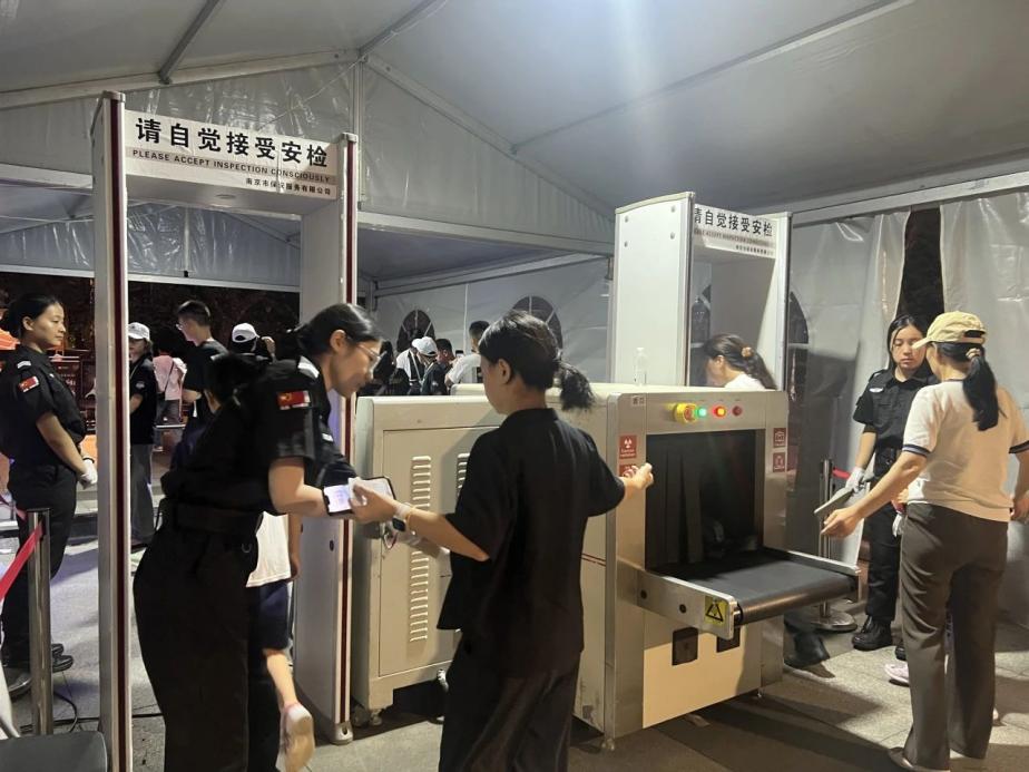 C:/Users/Administrator/Desktop/臺風“貝碧嘉”來襲，南京保安積極應對，“守”護萬家團圓！/9.jpg9