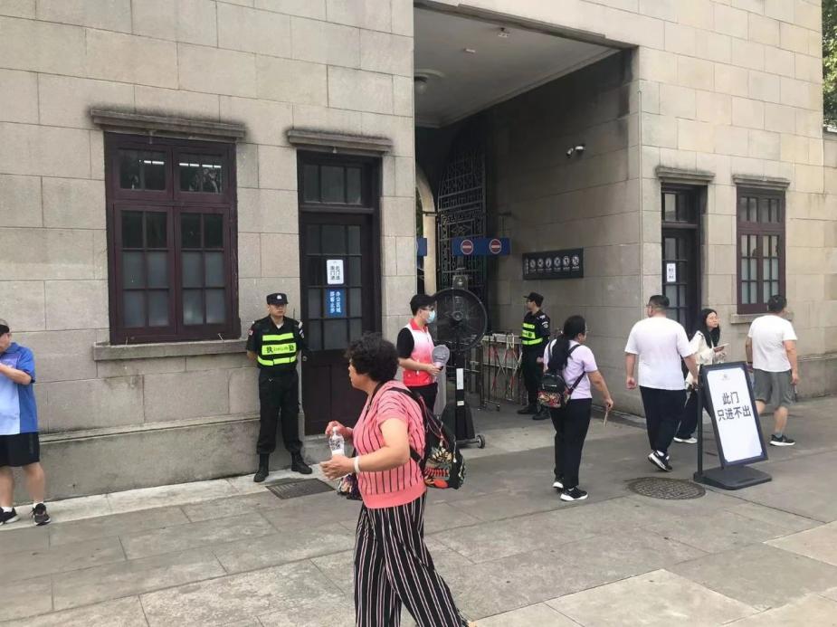 C:/Users/Administrator/Desktop/臺風“貝碧嘉”來襲，南京保安積極應對，“守”護萬家團圓！/8.jpg8