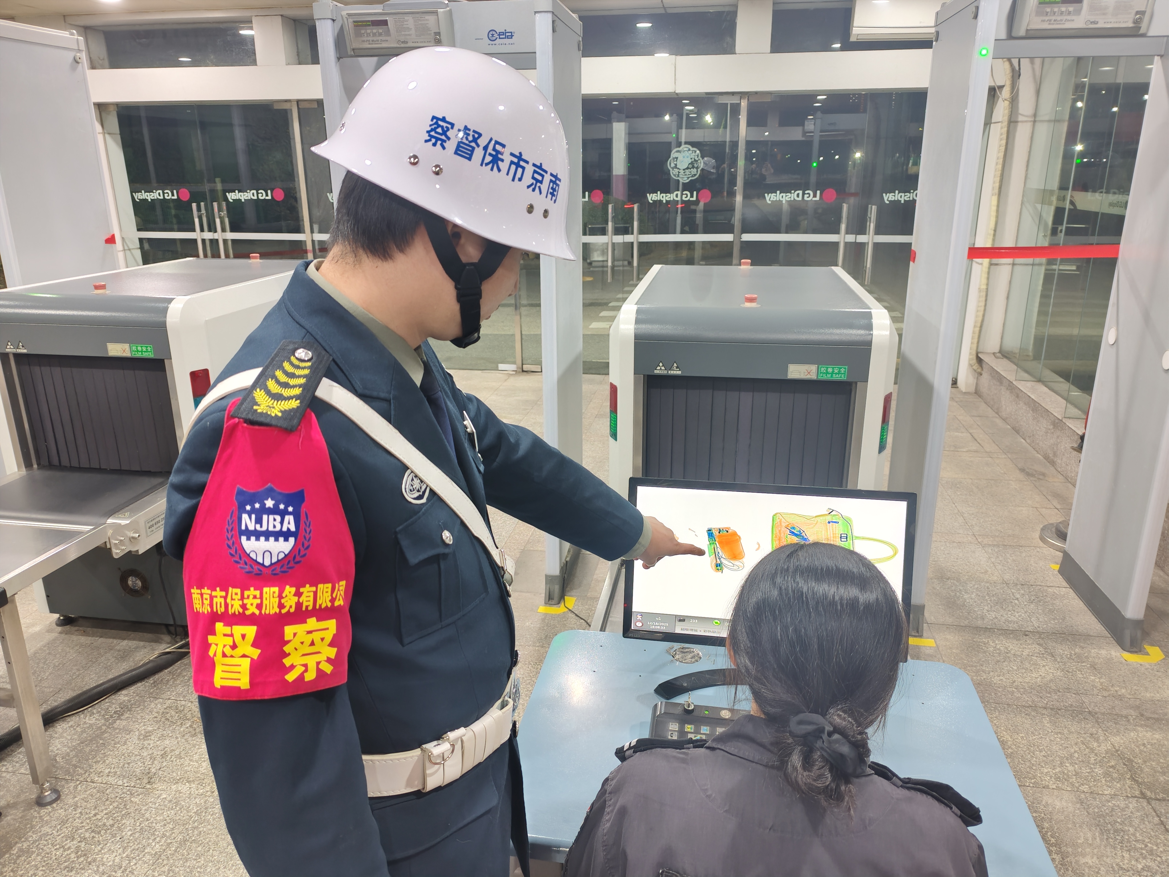 E:/25.12.10后 上傳網(wǎng)站留存/筑牢安全防線 護(hù)航平安元旦——南京市保安服務(wù)有限公司召開(kāi)元旦節(jié)前安全生產(chǎn)專題部署會(huì)議/98725a32a56435f22053d20261389111.jpg98725a32a56435f22053d20261389111